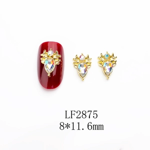Vue macro de breloques à ongles renne de Noël dorées 8x11,6 mm avec strass aux reflets irisés