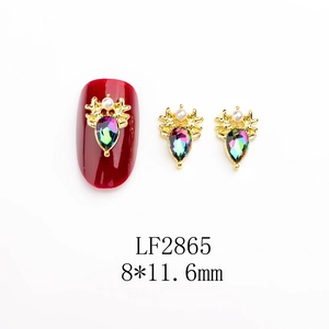 Bijou à ongles élan de Noël détaillé en métal doré avec strass et perle fine