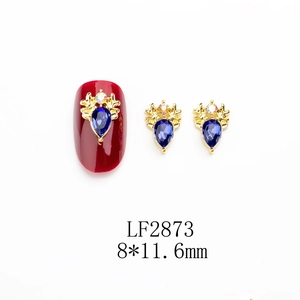 Vue détaillée du bijou d'ongle renne en alliage avec gemme bleue et strass aurora