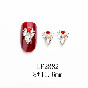 Détail macro du bijou d'ongle élan de Noël avec base argentée et cristal de 8x11,6 mm