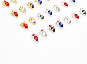 Détails macro de bijoux d'ongles en forme d'araignée avec strass colorés sur alliage