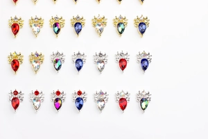 Vue détaillée de breloques ongles bois d'élan avec gemmes gouttes en or et argent