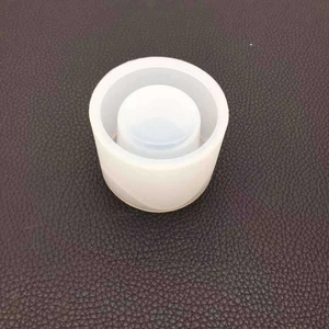 Vue macro d'un moule en silicone blanc translucide pour la création de bijoux DIY
