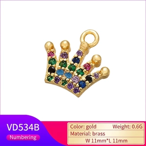 Ciondolo corona in ottone dorato con zirconi colorati e dettagli sulle dimensioni