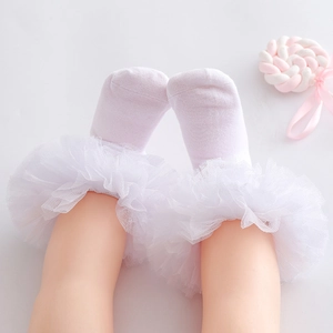 Weiße Baby Socken für Mädchen mit elegantem breitem Spitzenrand und Rüschen aus Baumwolle