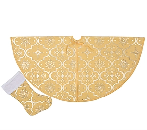 Detail von goldenem Weihnachtsbaumrock und Socken-Set mit silbernen Schneeflocken