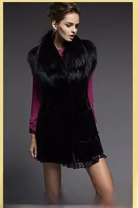 Détail du gilet en fausse fourrure noire avec col épais et texture velours luxueuse
