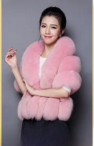 Détails des coutures et du revers de ce gilet long en fausse fourrure rose