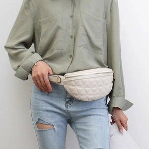 Chique beige gewatteerde heuptas met gouden rits en verstelbare brede riem op model