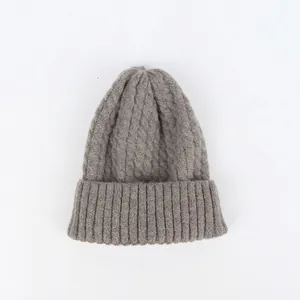 Detailaufnahme der dunkelgrauen Strickmütze mit Zopfmuster, dickem Garn und geripptem Rand