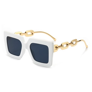Lunettes de soleil blanches carrées pour femmes avec branches en chaîne métallique dorée