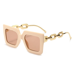 Lunettes de soleil carrées beiges avec branches en chaîne dorée et verres teintés