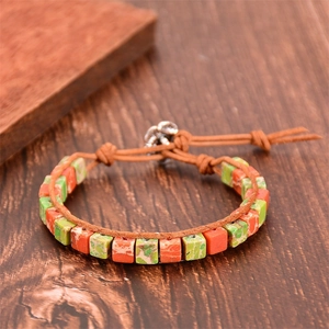 Détail de pierres naturelles carrées colorées et bracelet en cuir tressé avec fermoir