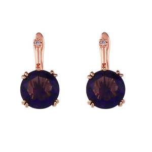 Détails des boucles d'oreilles en or rose avec grand zircon violet et finitions fines