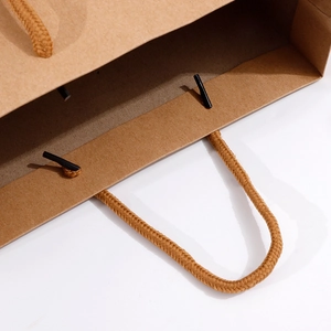 Sacchetto regalo vintage in carta kraft marrone con manici intrecciati e fermagli a T