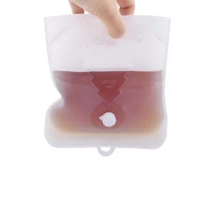 Silicone food storage bag showing 500ml capacity scale and weekday freshness markings
