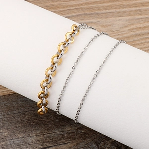 Bracelet multicouche en acier inoxydable avec chaînes à maillons or et argent sur support