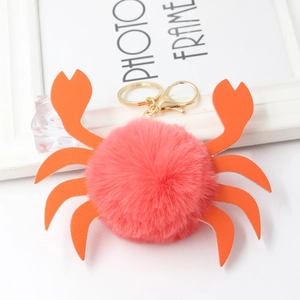 Dettaglio portachiavi granchio in peluche rosso con anello dorato e chele in finta pelle