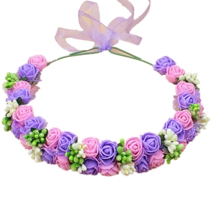 Rosafarbener und lila Rosen-Blumenkranz mit Beeren und lila Band für Hochzeiten und Partys