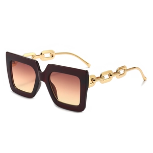 Lunettes de soleil carrées femme monture bordeaux et branches chaîne dorée