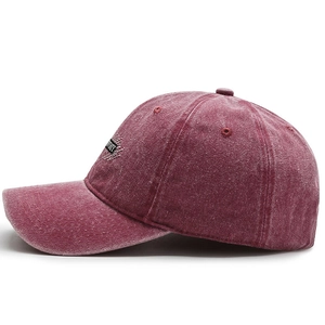 Berretto da baseball in denim bordeaux lavato con ricamo TWENTY e finitura retrò