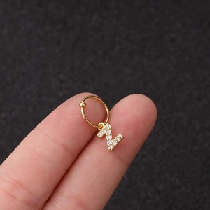Vue macro d'une créole dorée avec un pendentif en lettre Z orné de zircons brillants