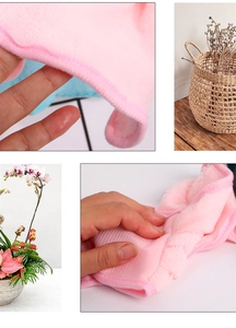 Dettaglio dell'asciugamano in pile corallo rosa con trama morbida e cuciture fini