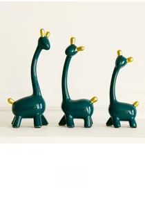 Detailansicht der Morandi-Giraffen-Deko aus Keramik mit eleganten Goldakzenten an den Ohren