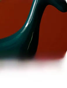 Detailaufnahme der glatten Kurven und der glänzenden grünen Glasur der Keramik-Giraffenfigur