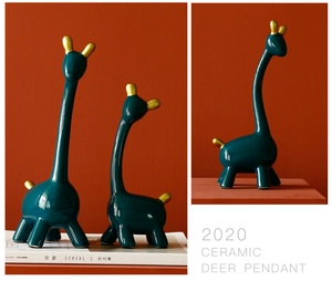 Detailansicht der grünen Keramik-Giraffe mit eleganten goldenen Akzenten am Geweih