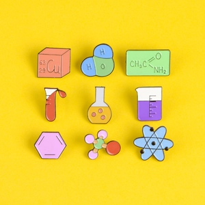 Detailset mit 9 Chemie-Emaille-Pins mit Laborkolben und Molekülstrukturen im Set
