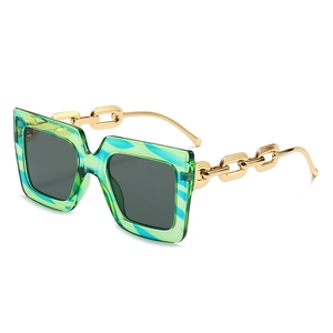 Lunettes de soleil carrées avec monture rayée verte et branches en chaîne dorée