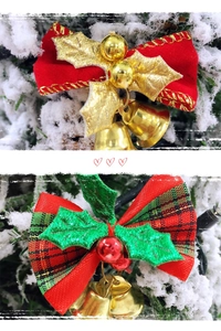 Vue détaillée de mini nœuds de Noël avec clochettes festives et décorations de houx
