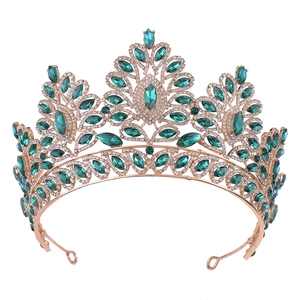 Corona da sposa barocca dorata con cristalli verde smeraldo e strass luminosi