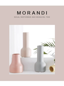 Detalle macro de jarrones Morandi de cerámica mate con formas geométricas minimalistas
