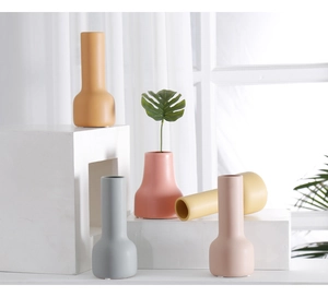 Vista de cerca de jarrones de cerámica mate Morandi minimalistas con cuellos elegantes
