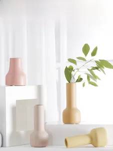 Κοντινή λήψη από βάζα Morandi με ματ υφή και μινιμαλιστικό μοντέρνο σχεδιασμό για διακόσμηση
