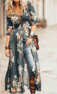 Détail de robe longue bohème avec imprimé floral orange et col en V respirant