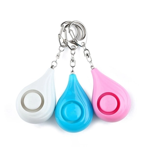 Persoonlijke veiligheidsalarmen in druppelvorm in wit, blauw en roze met metalen ringen