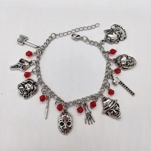 Bracelet d'horreur Halloween argenté avec masques de films, outils sanglants et perles rouges