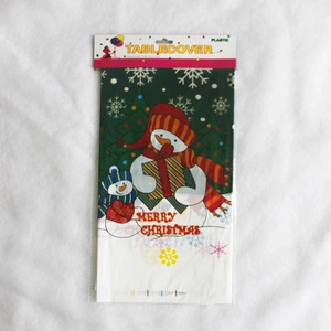 Détail d'une nappe de Noël jetable en plastique emballée avec motif de fête