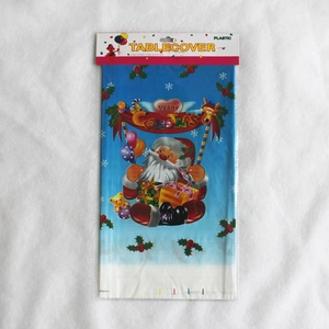 Détail de la nappe de Noël jetable en plastique avec motif Merry Christmas emballée