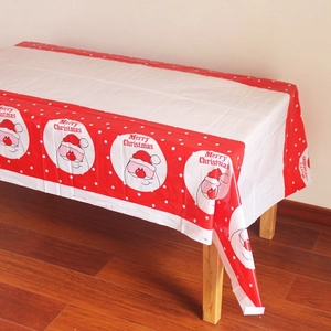 Détail de nappe de Noël avec motifs de Père Noël et texte Merry Christmas imprimé
