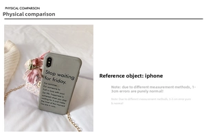 Mini borsa in tweed con catena accanto a un iPhone per mostrare le dimensioni compatte