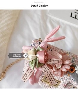 Dettaglio in tessuto tweed rosa con coniglio decorativo e accenti floreali fini