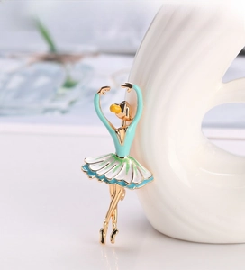 Dettaglio spilla ballerina con smalto verde menta e finitura dorata su vaso ceramica