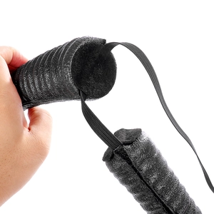 Détail de cornes de bélier noires avec texture en spirale et sangle élastique réglable