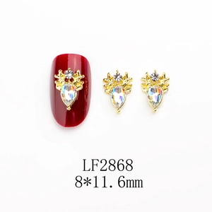 Vue macro des bijoux d'ongles renne avec pierre irisée et dimensions de 8x11,6mm