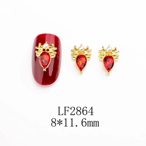 Détail du bijou d'ongle cerf de Noël avec pierre rouge et perle en taille 8x11,6 mm
