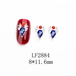Charmants bijoux d'ongles renne 8x11,6mm avec strass bleus en goutte et rouges vifs